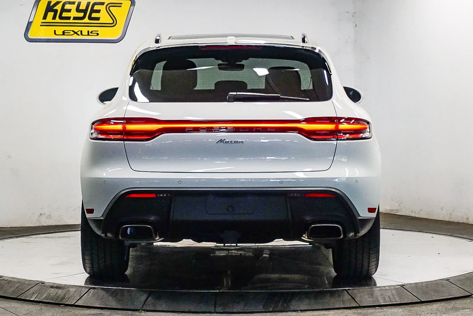 Certified 2025 Porsche Macan AWD/4WD image 3