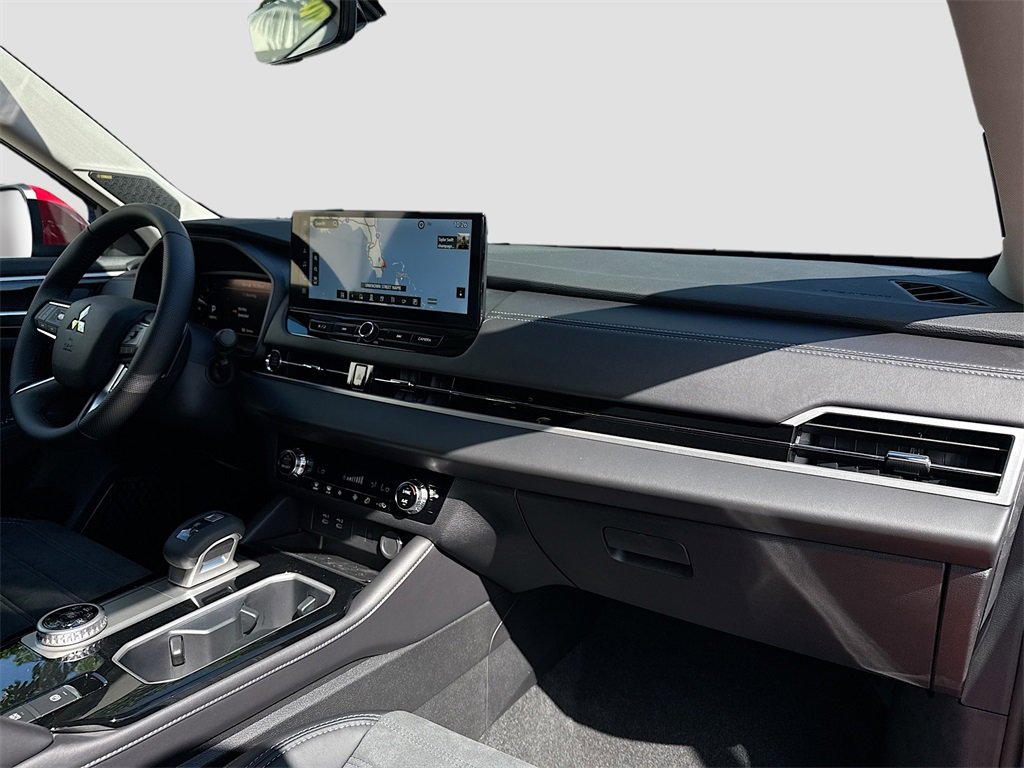 New 2025 Mitsubishi Outlander SE image 32