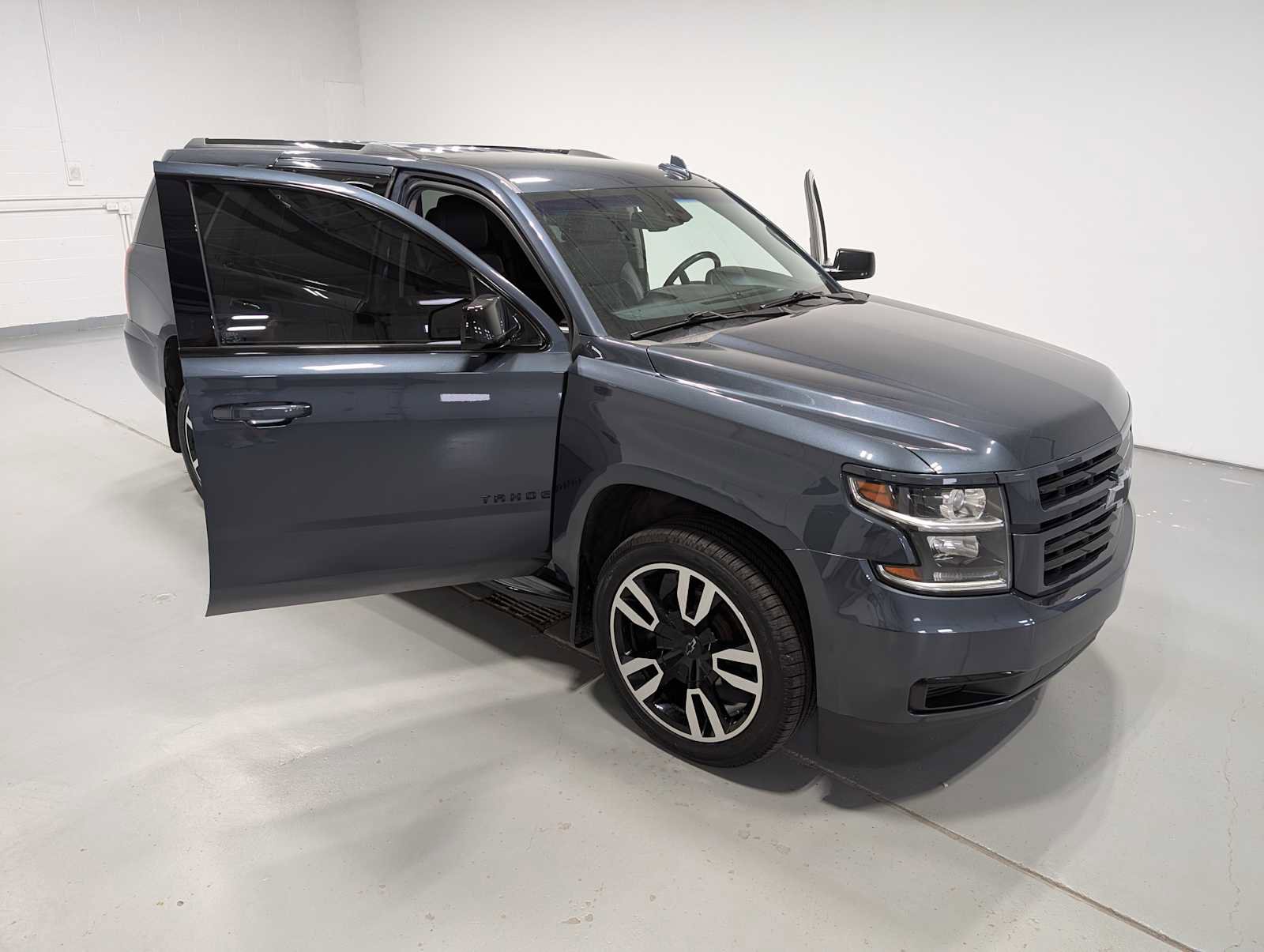 Used 2019 Chevrolet Tahoe LT w/ RST Edition AWD/4WD image 16