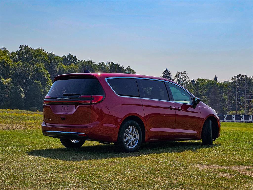 New 2026 Chrysler Pacifica Select image 4