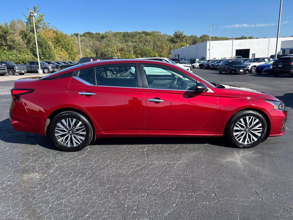 Used 2025 Nissan Altima 2.5 SV FWD image 4