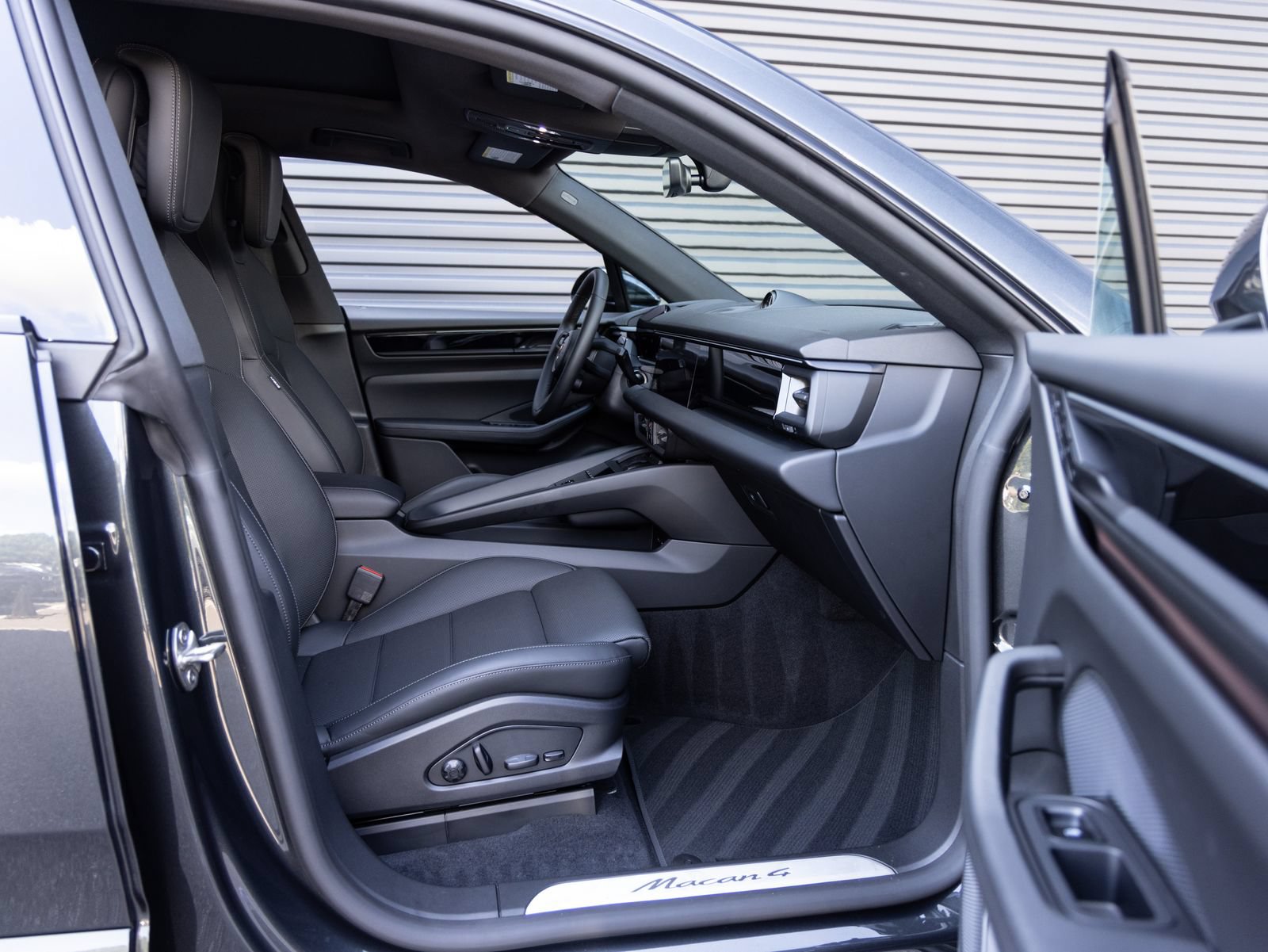 New 2026 Porsche Macan 4 Electric AWD/4WD image 33