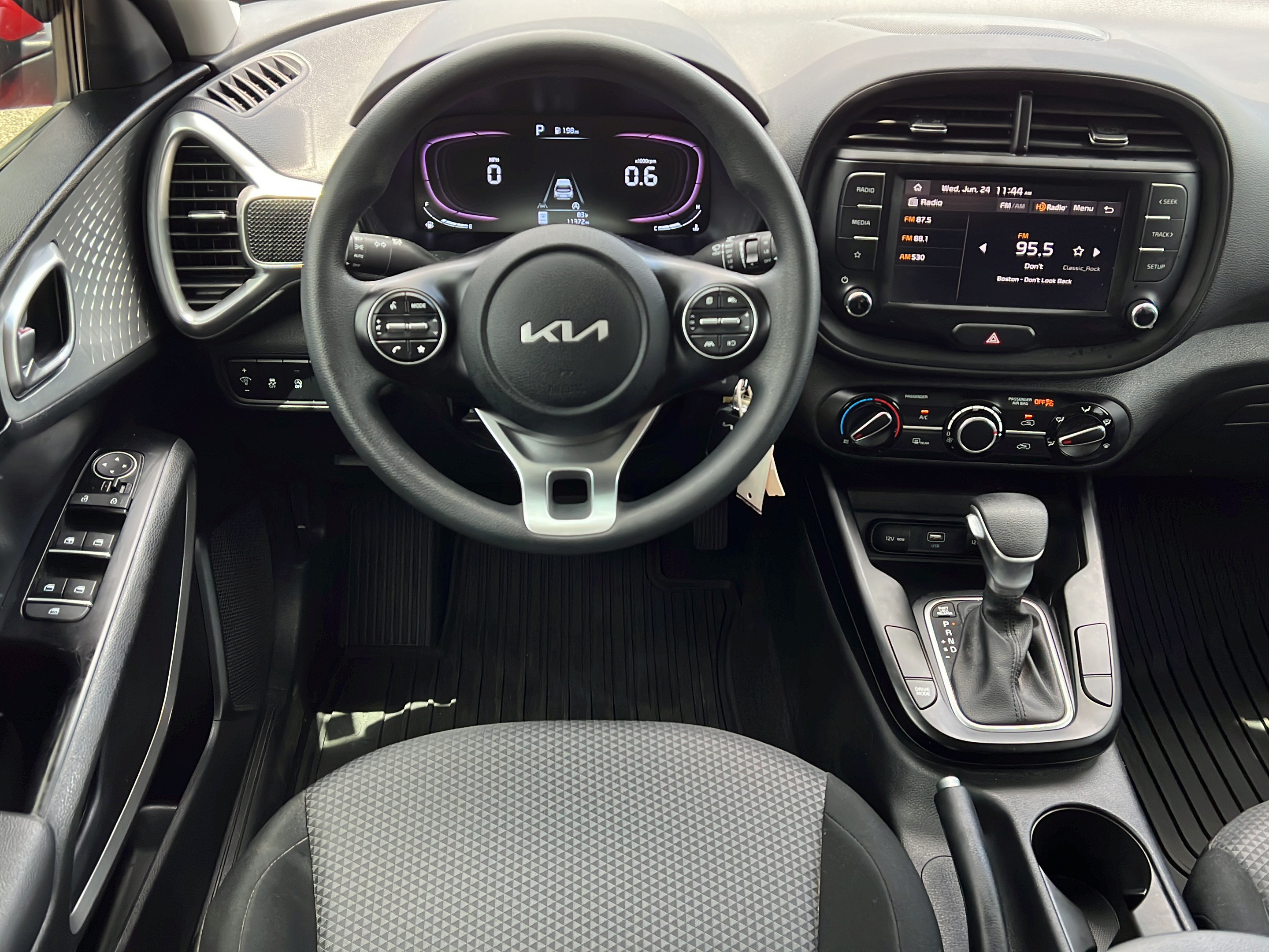 Used 2023 Kia Soul LX w/ LX Technology Package FWD image 12