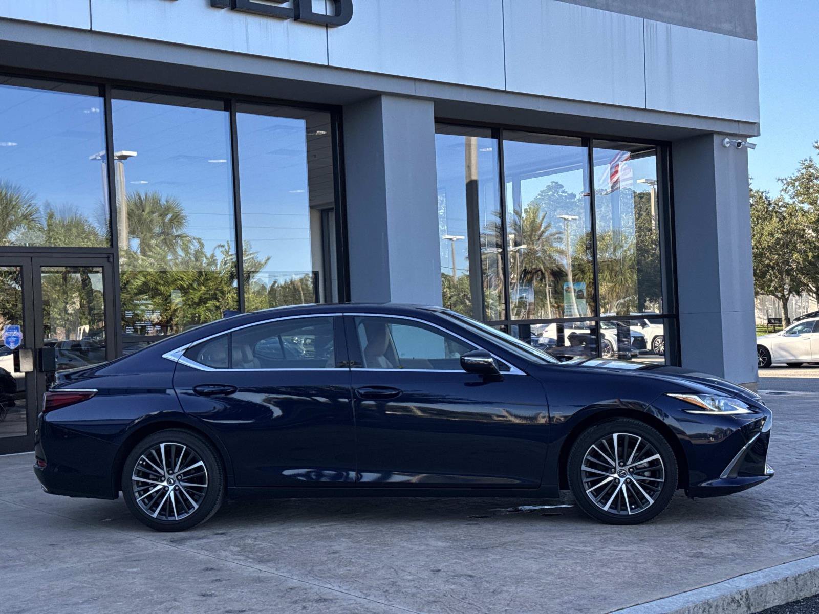 Used 2025 Lexus ES 350 w/ Premium Package FWD image 2