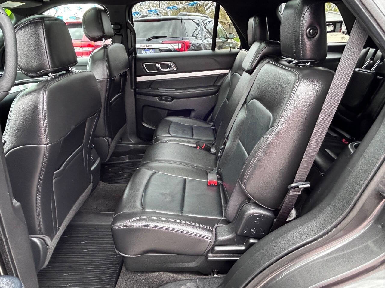 Used 2017 Ford Explorer XLT w/ Equipment Group 202A AWD/4WD image 20