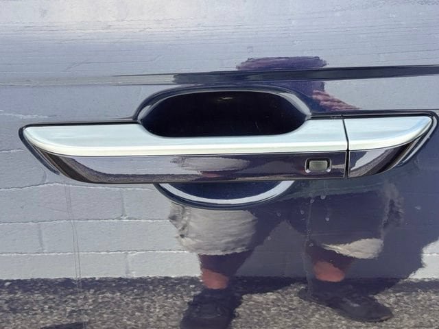 Used 2023 Kia Carnival LX FWD image 24
