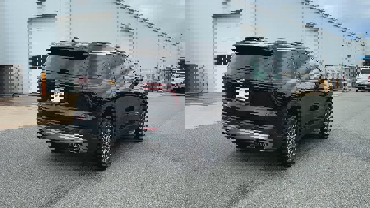 Used 2025 Chevrolet Traverse LT image 8