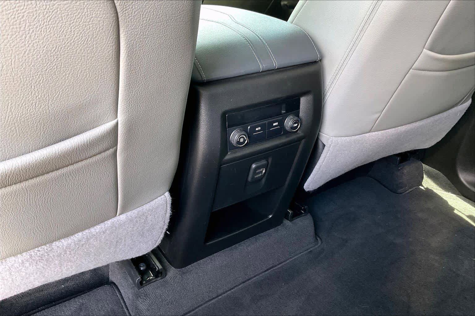 Used 2020 Chevrolet Traverse LT FWD image 34