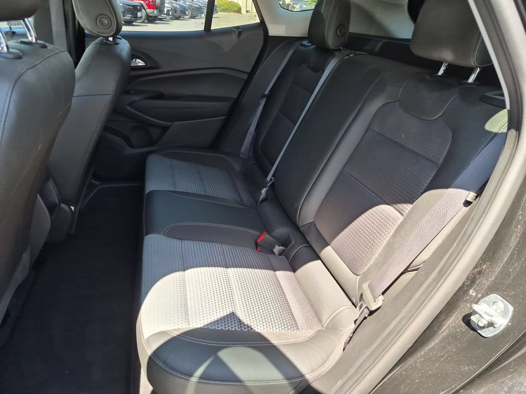 Used 2025 Chevrolet Trax LT w/ LT Convenience Package FWD image 28