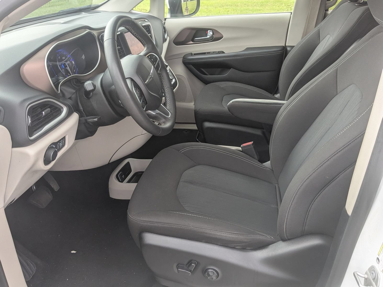 Used 2023 Chrysler Voyager LX FWD image 12