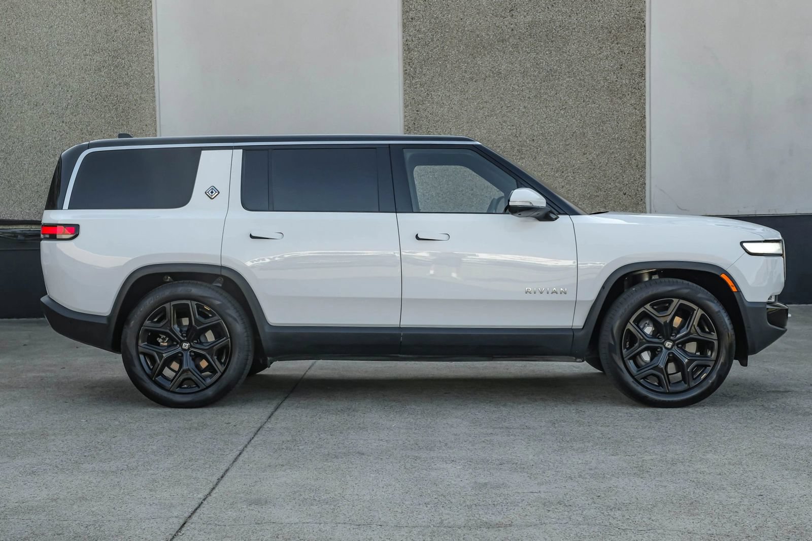 Used 2024 Rivian R1S Adventure AWD/4WD image 11