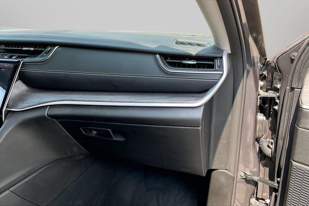 Certified 2023 Jeep Grand Cherokee Limited w/ Black Appearance Package AWD/4WD image 21