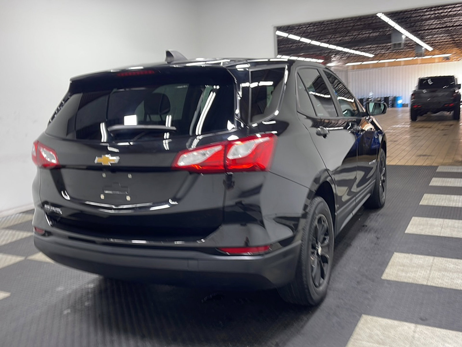 Used 2020 Chevrolet Equinox LS w/ LS Convenience Package FWD image 4