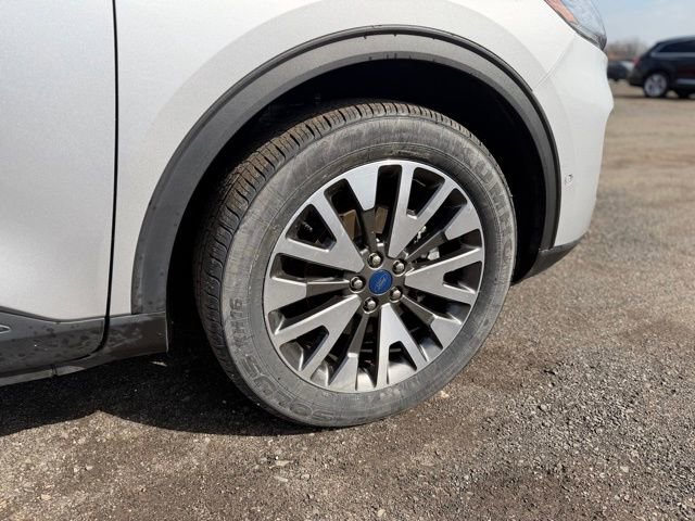 Used 2020 Ford Escape Titanium image 9