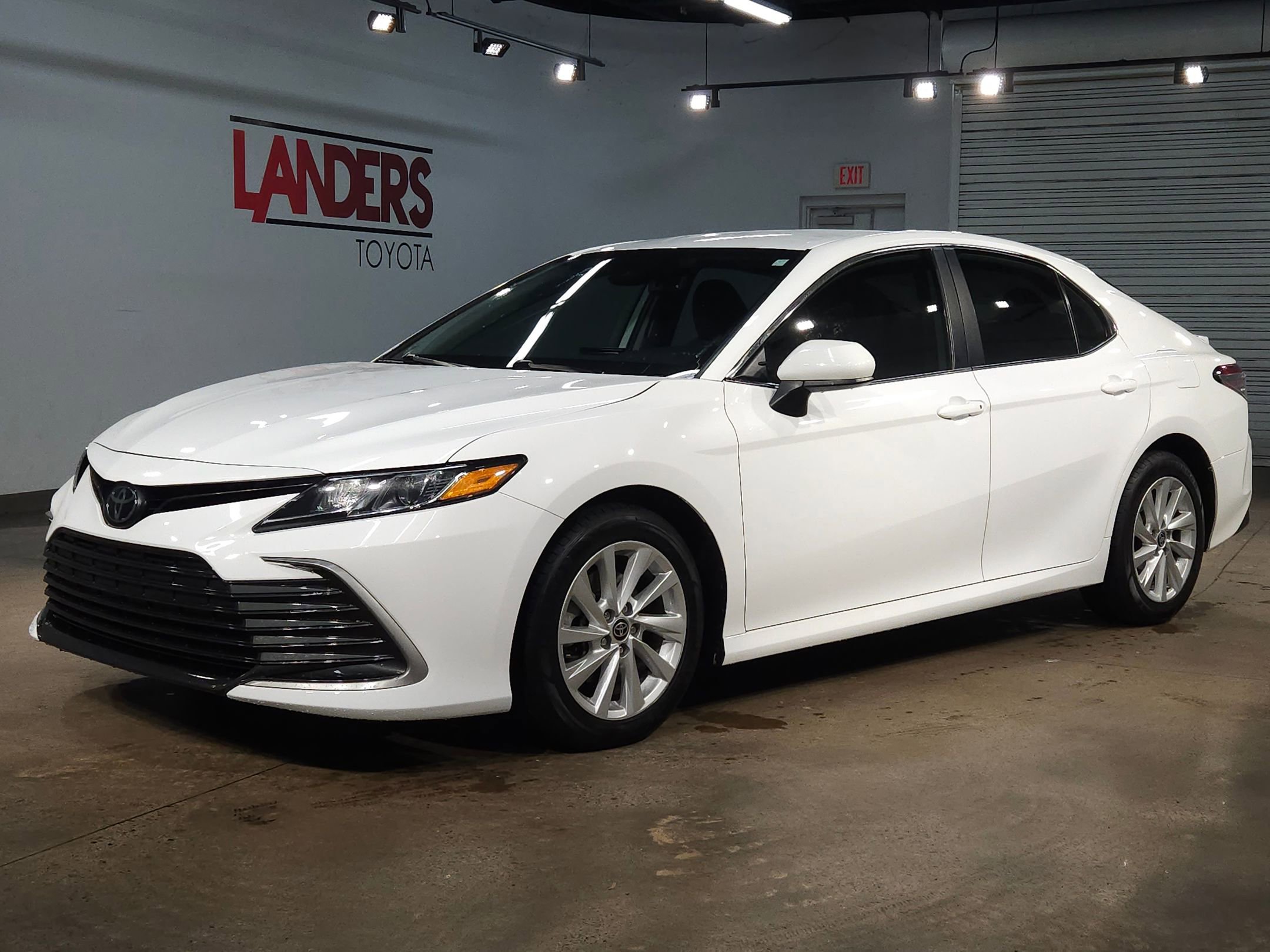 Used 2023 Toyota Camry LE image 3