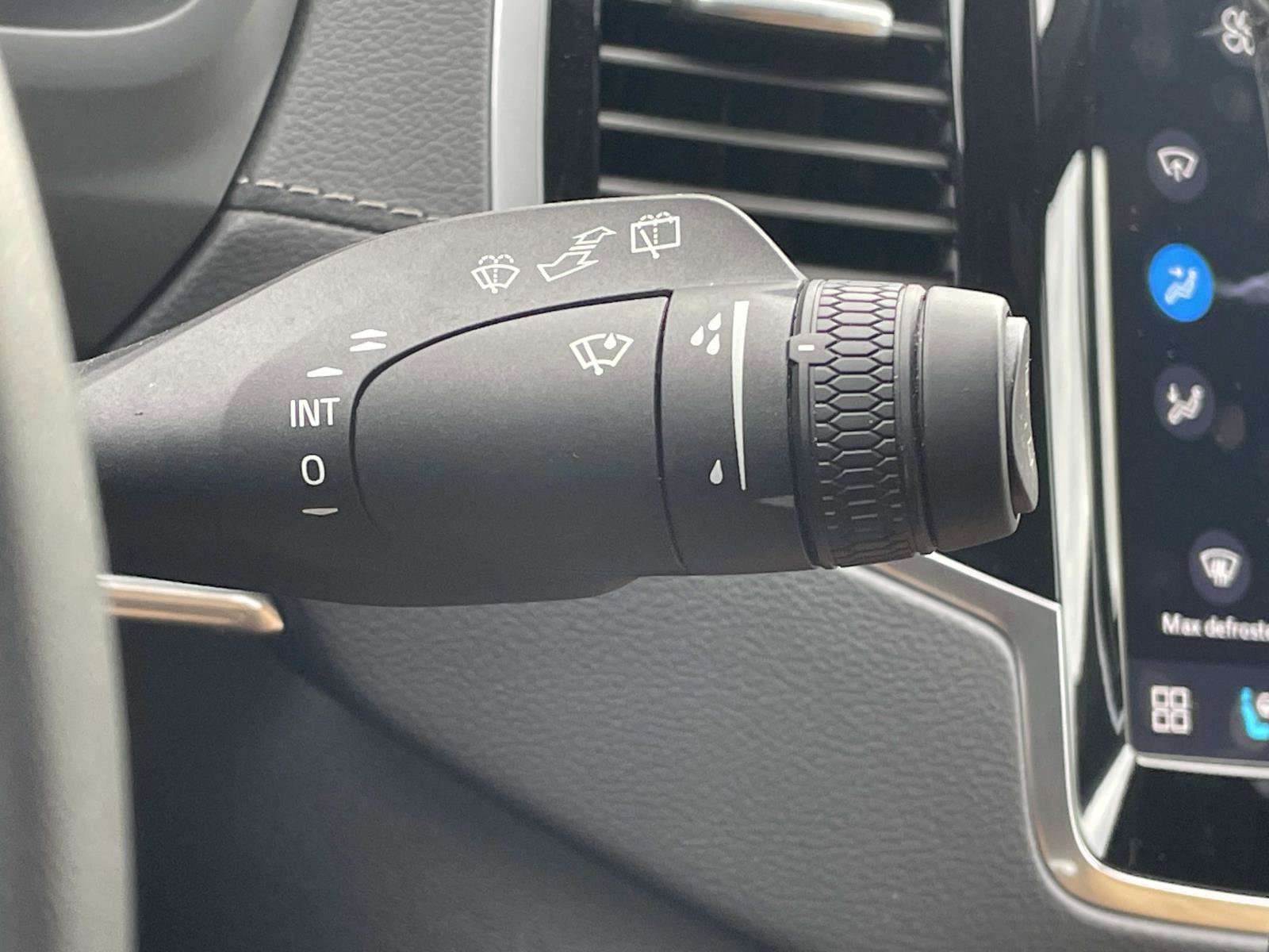 Certified 2024 Volvo XC90 B6 Ultimate w/ Protection Package Premier image 27