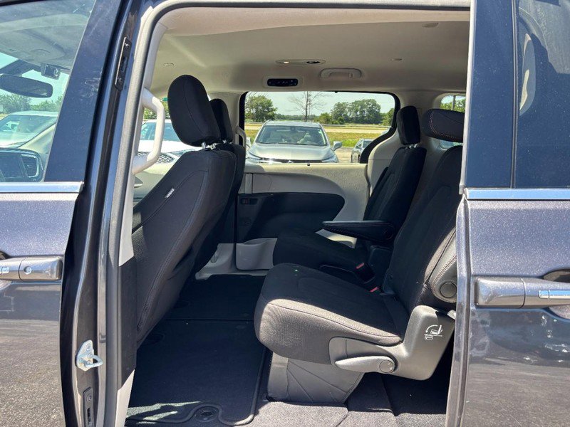 Used 2020 Chrysler Pacifica Touring FWD image 11