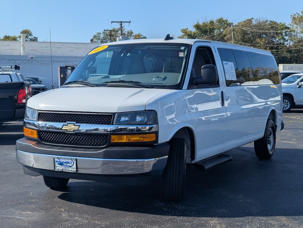 Used 2025 Chevrolet Express 3500 LT w/ LT Preferred Equipment Group RWD image 3