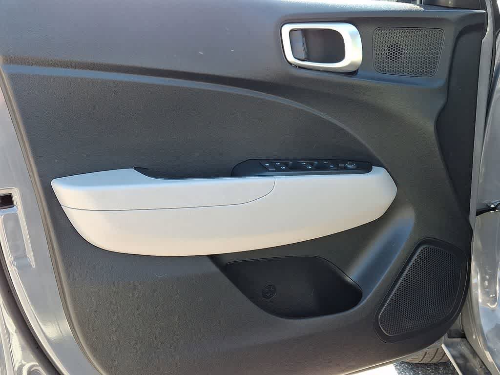 Used 2021 Hyundai Venue SEL FWD image 12
