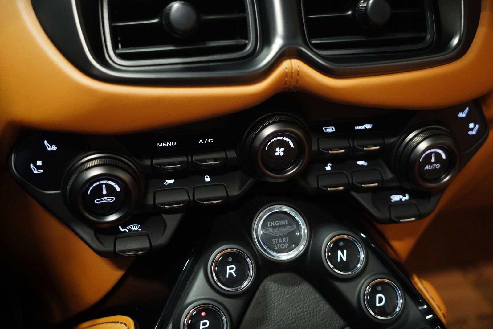 Used 2021 Aston Martin V8 Vantage Roadster RWD image 25