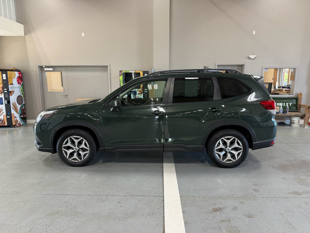 Used 2022 Subaru Forester Premium AWD/4WD image 1
