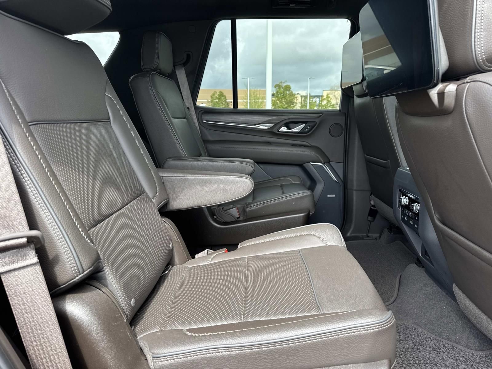 Used 2021 GMC Yukon Denali w/ Denali Premium Package image 12