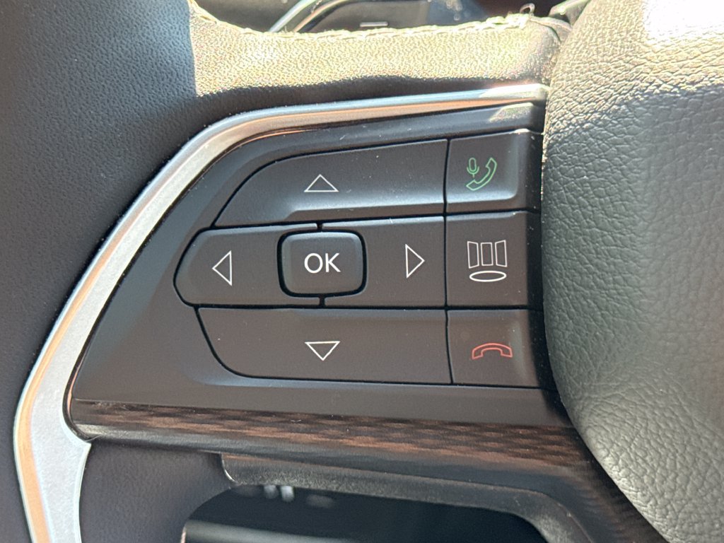 Used 2025 Jeep Grand Cherokee L Altitude AWD/4WD image 29