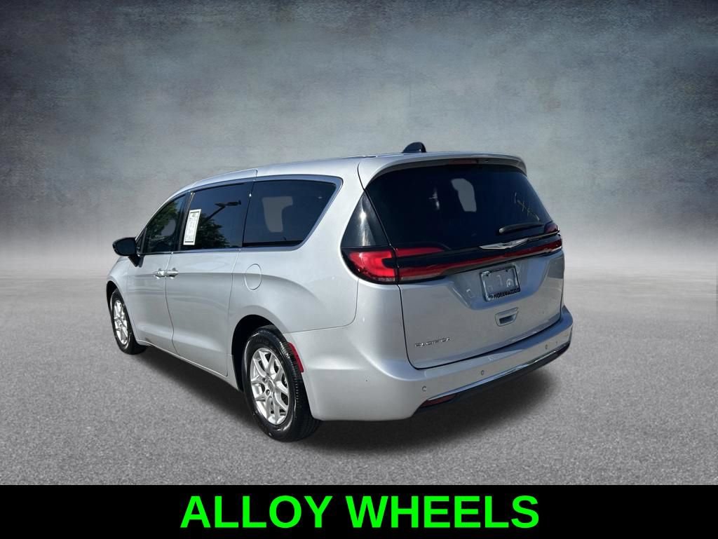 Used 2024 Chrysler Pacifica Touring-L FWD image 7