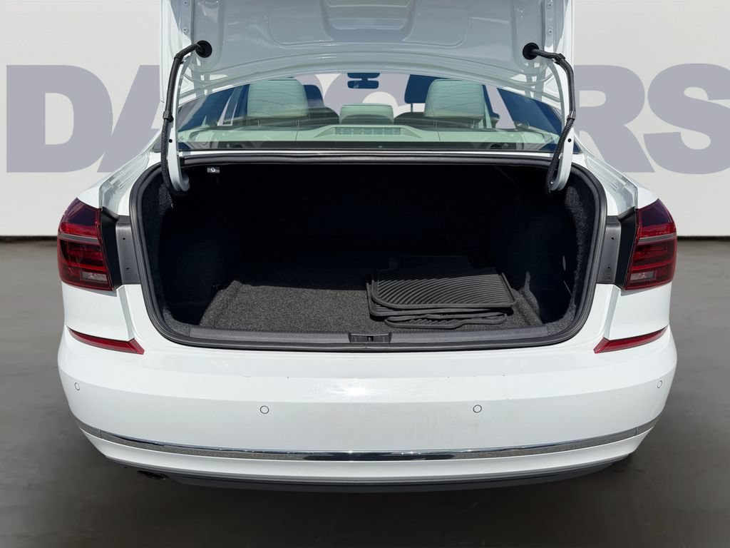 Used 2018 Volkswagen Passat 2.0T SE FWD image 11