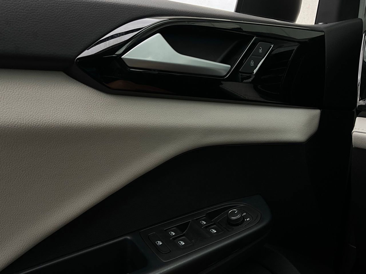 Used 2025 Volkswagen Taos S image 19