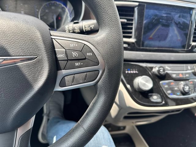 Used 2017 Chrysler Pacifica Touring FWD image 29