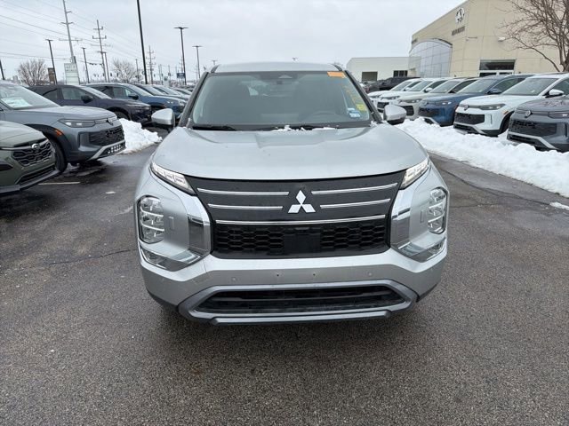 Used 2025 Mitsubishi Outlander SE image 2