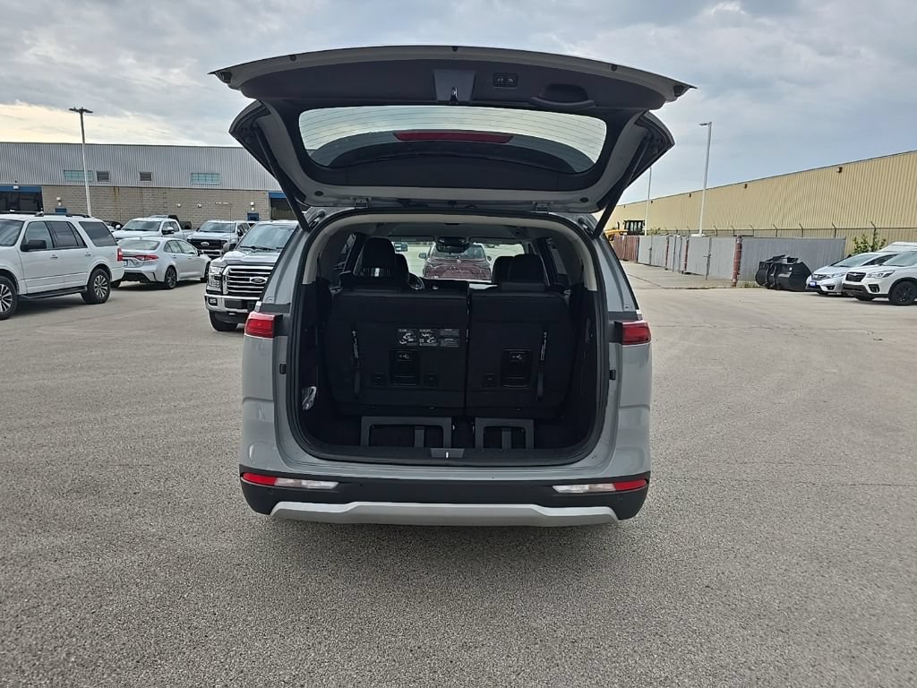 Used 2023 Kia Carnival EX FWD image 6