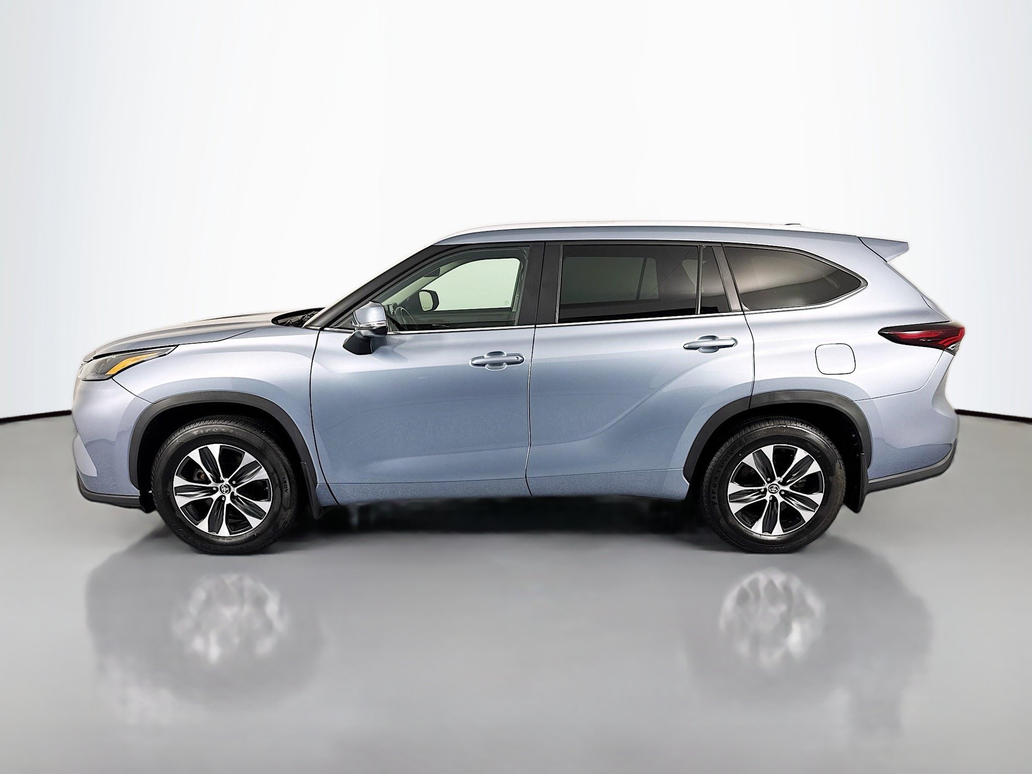 Used 2024 Toyota Highlander XLE AWD/4WD image 8