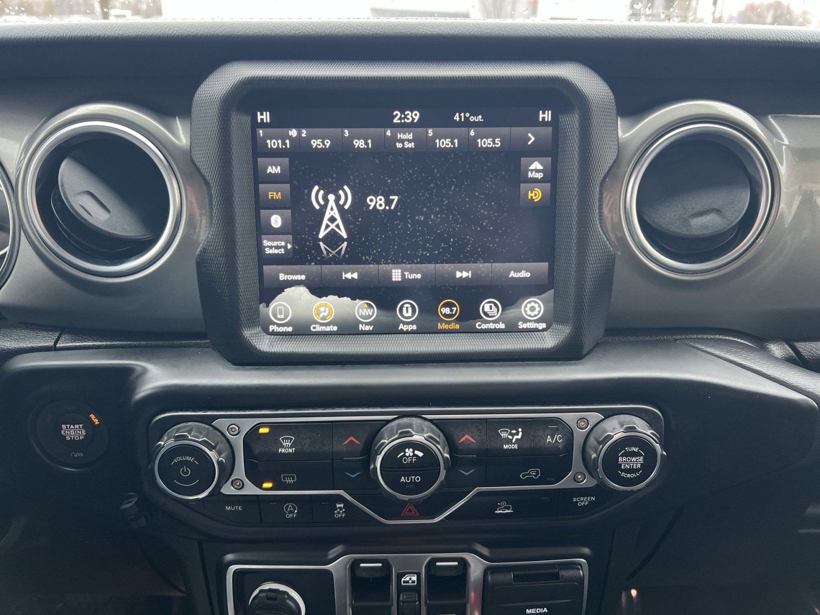 Used 2023 Jeep Gladiator Overland image 17