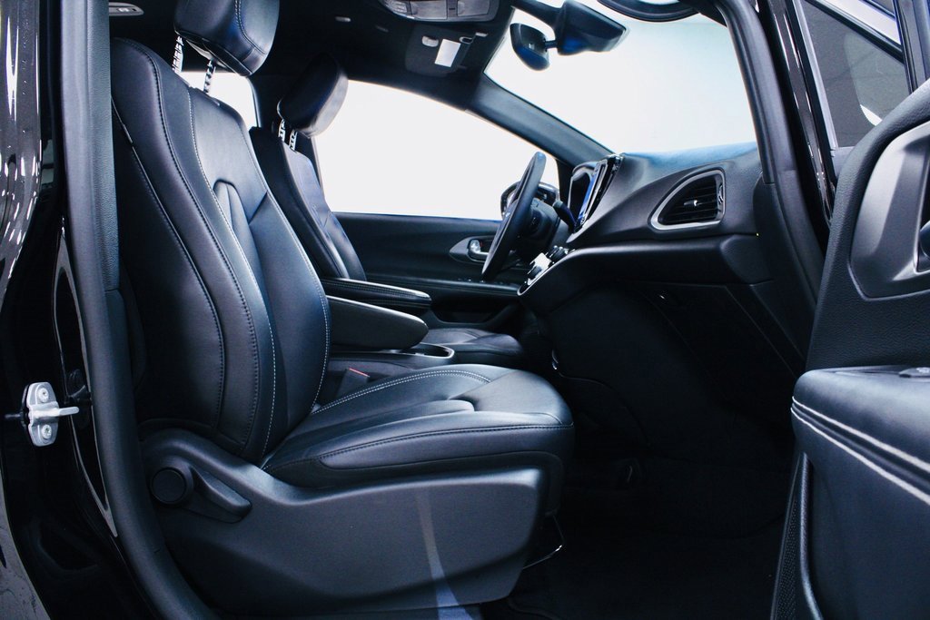 Used 2025 Chrysler Pacifica Select image 9