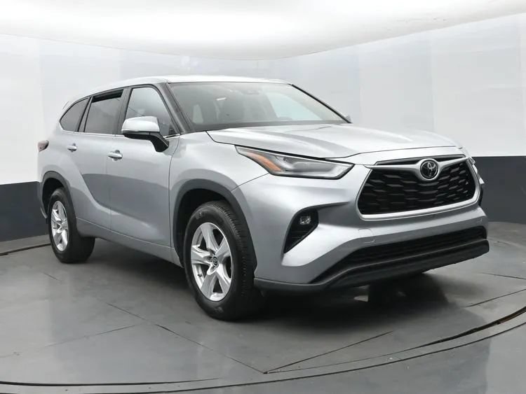 Used 2025 Toyota Highlander LE FWD image 2