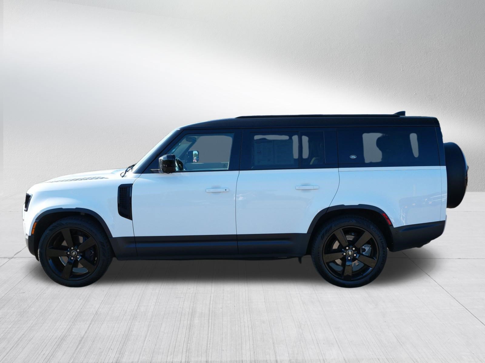 Used 2023 Land Rover Defender 130 SE AWD/4WD image 4