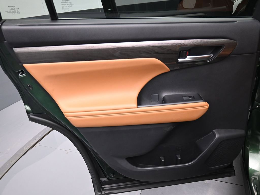 Certified 2025 Toyota Highlander Platinum image 33