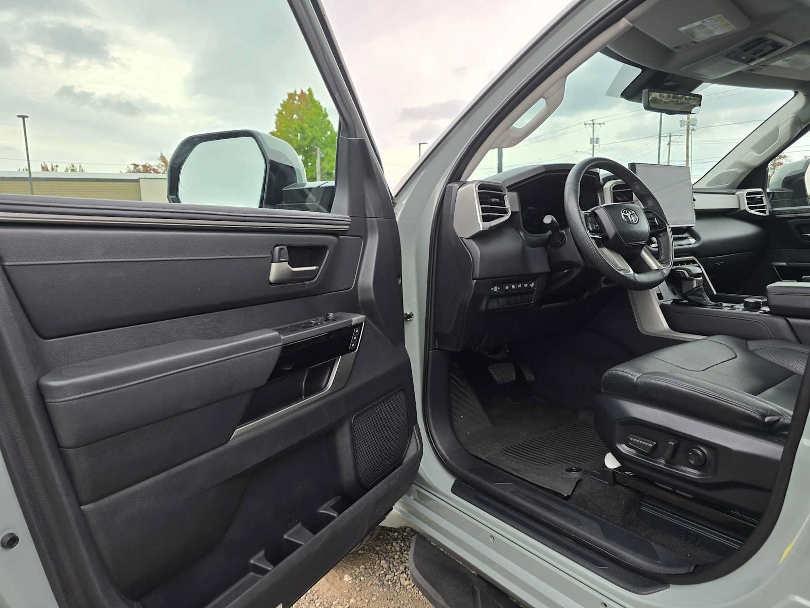 Used 2024 Toyota Tundra Limited AWD/4WD image 21