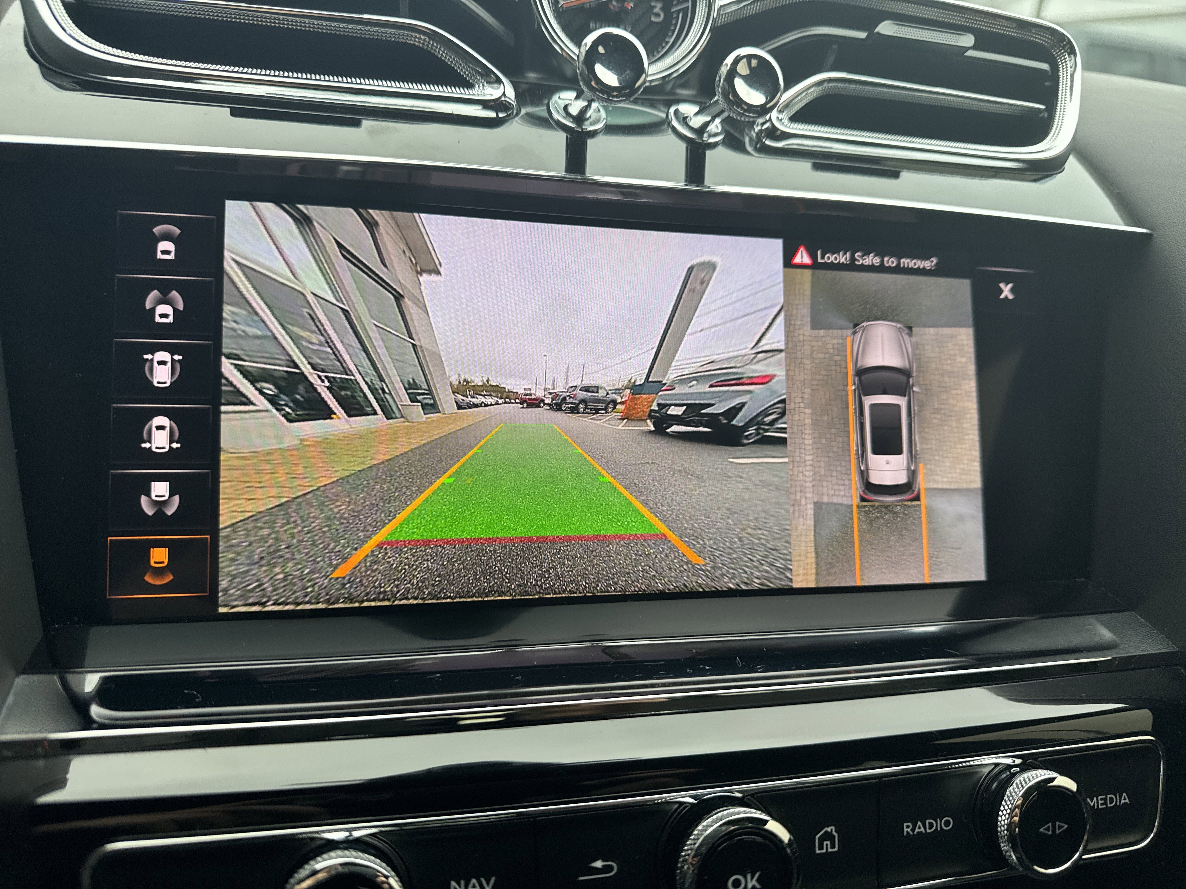 Used 2022 Bentley Bentayga image 24