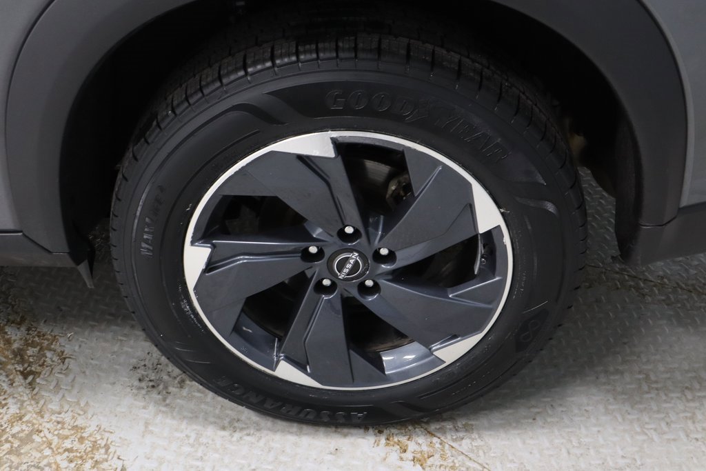 Certified 2025 Nissan Rogue SV image 18