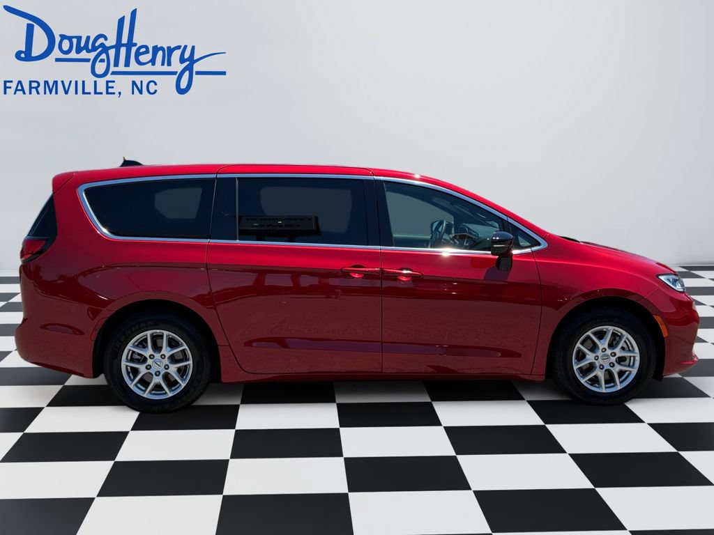 Used 2025 Chrysler Pacifica Select FWD image 6