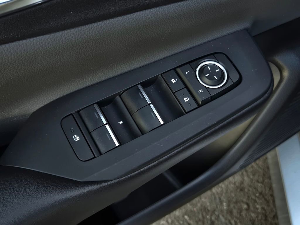 Used 2024 Toyota Prius XLE FWD image 12