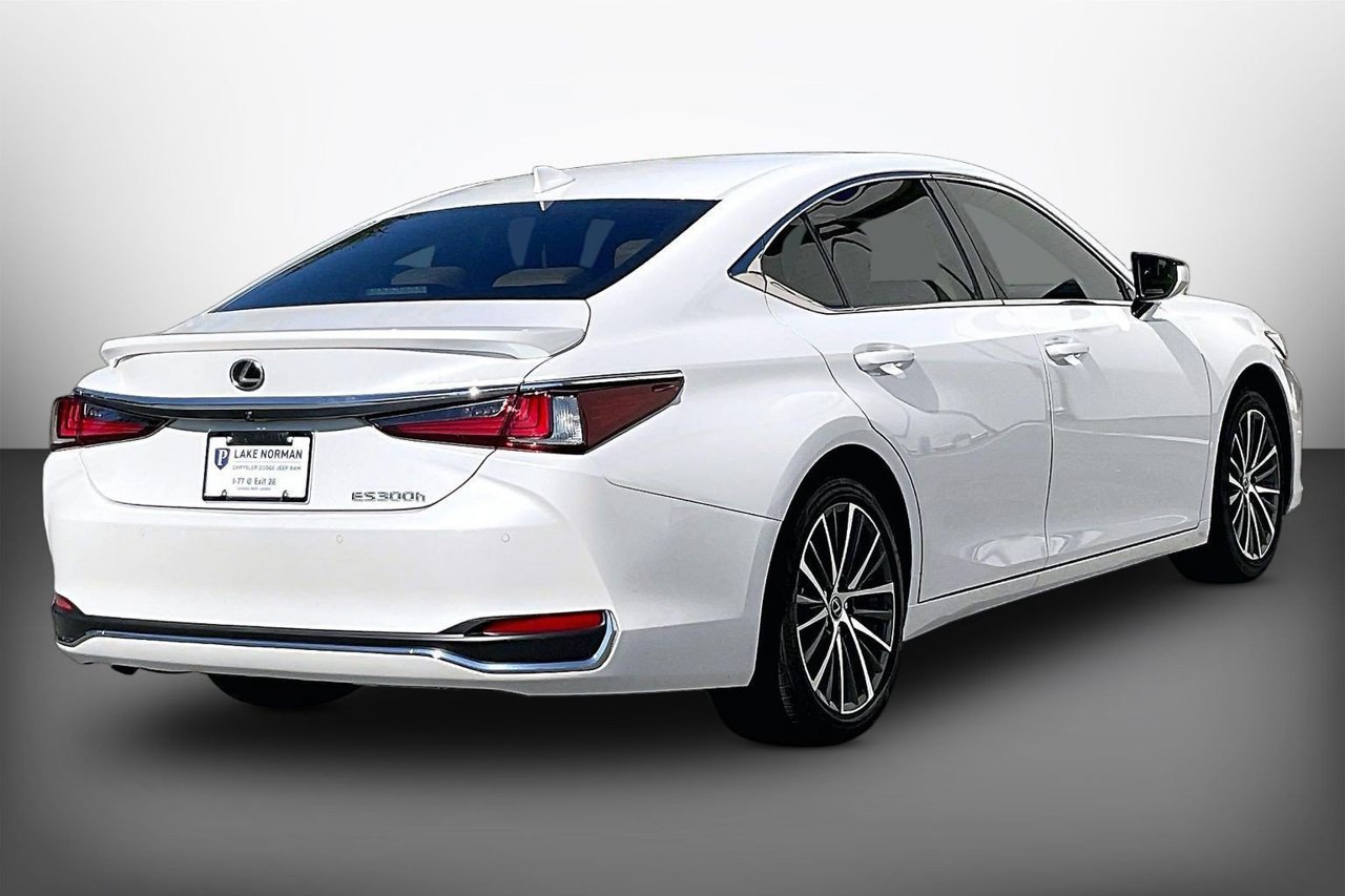 Used 2025 Lexus ES 300h w/ Premium Package FWD image 8