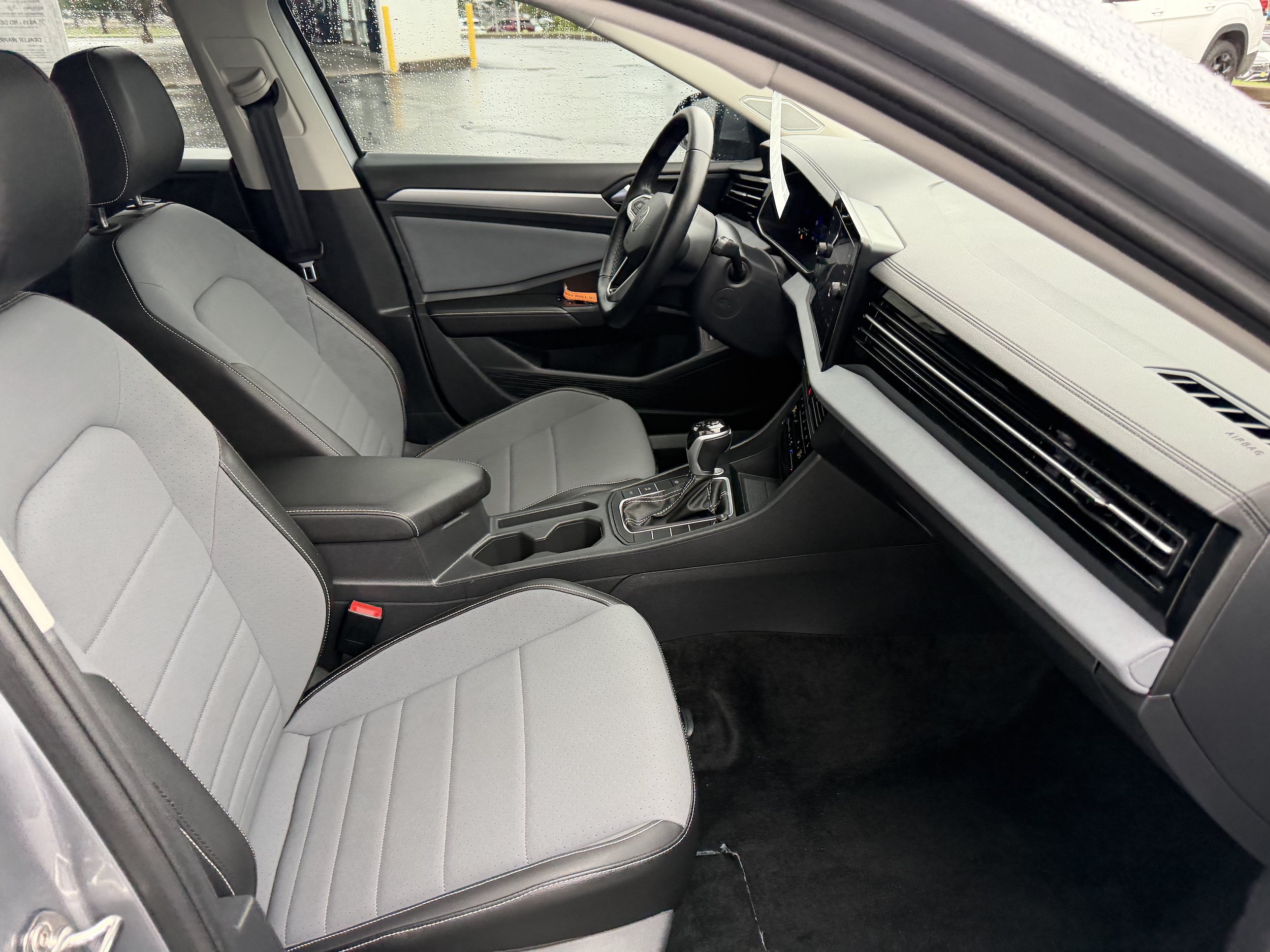 Used 2025 Volkswagen Jetta SE FWD image 34