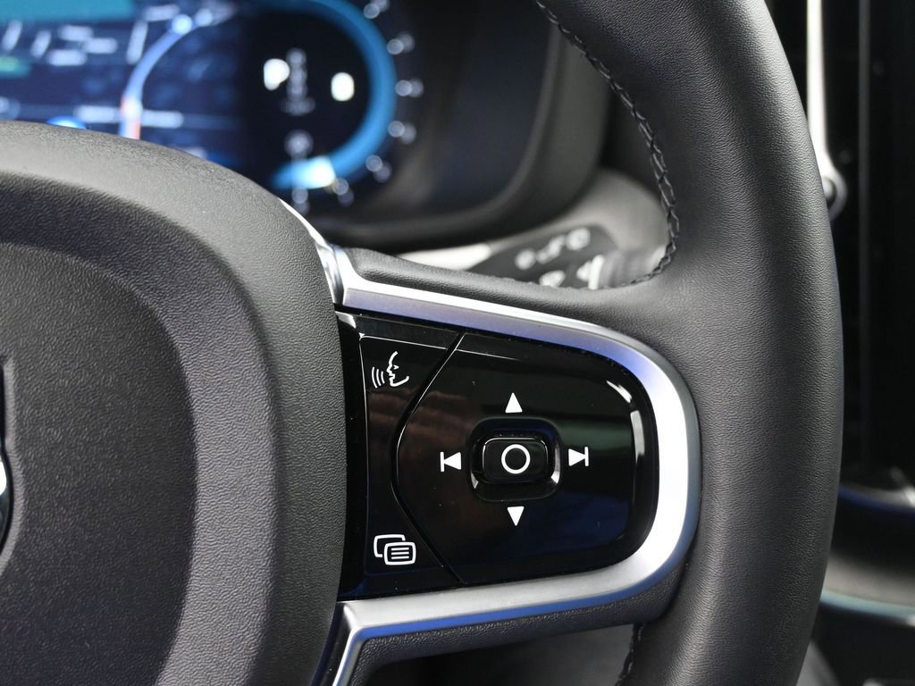 Used 2025 Volvo XC60 B5 Plus image 13
