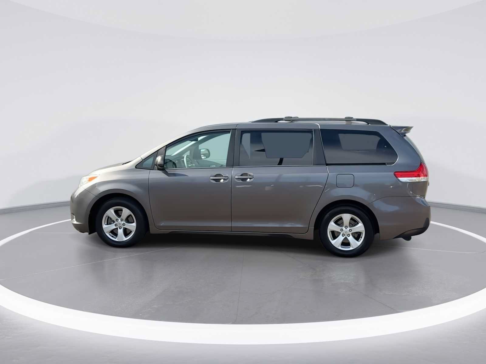 Used 2014 Toyota Sienna LE FWD image 5