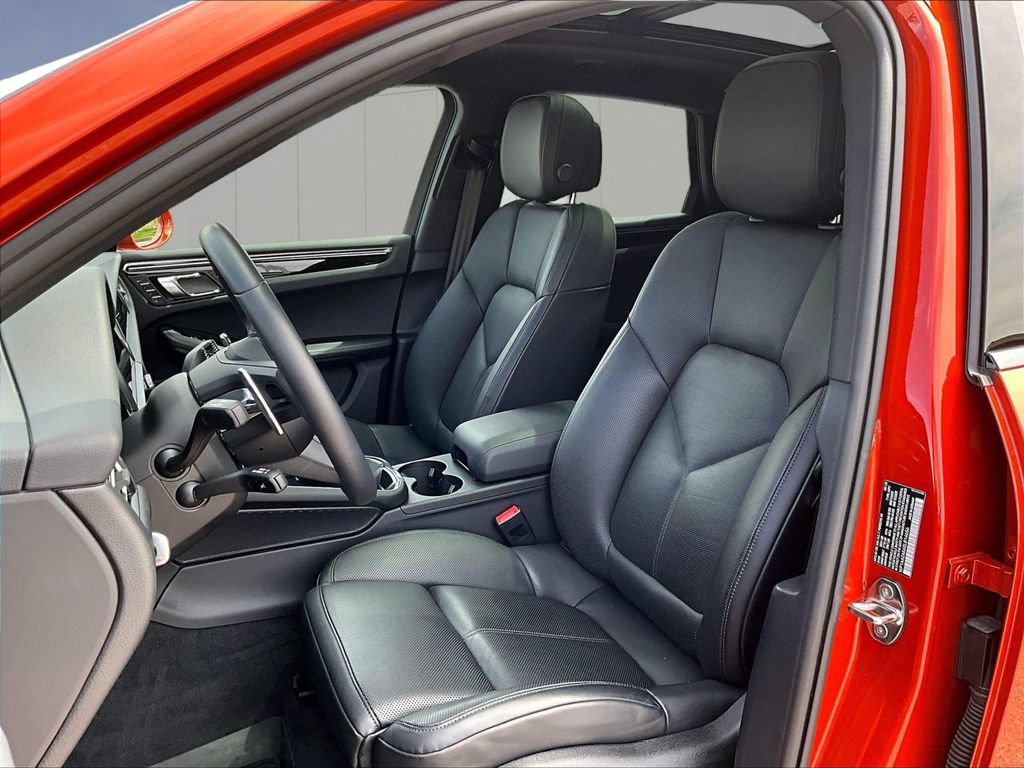 Certified 2025 Porsche Macan AWD/4WD image 5
