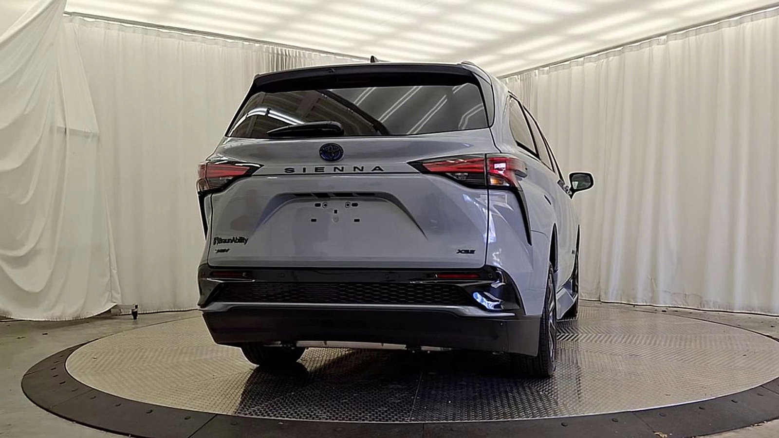 Used 2025 Toyota Sienna XSE w/ XSE Plus Package FWD image 8